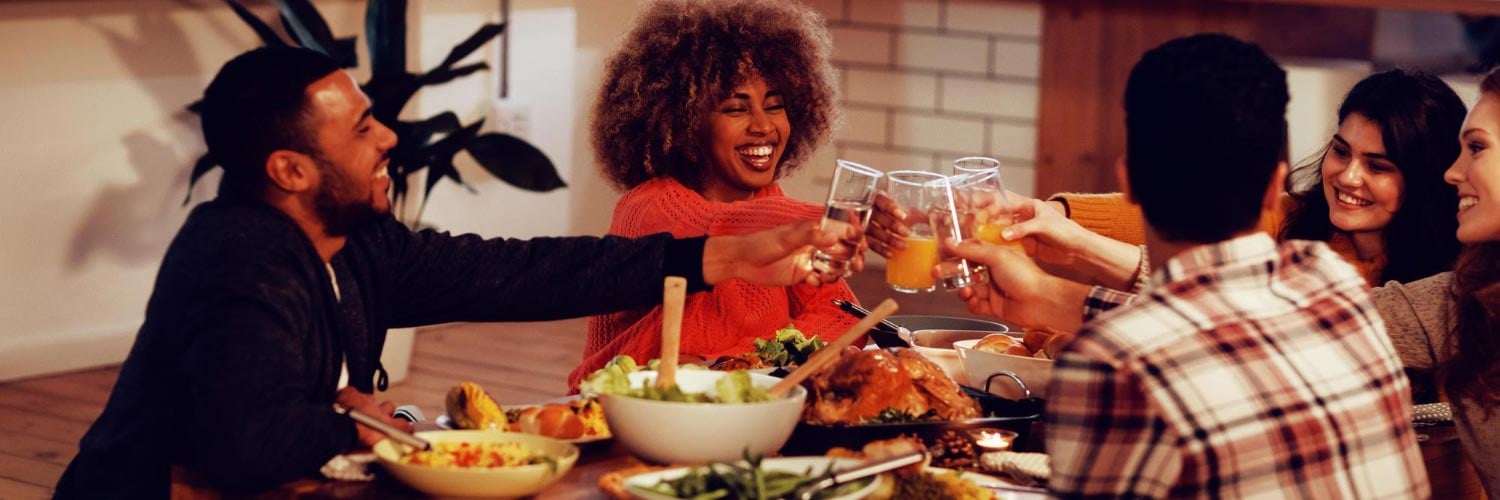 amis-adultes-du-millenaire-celebrant-thanksgiving-ensemble-maison