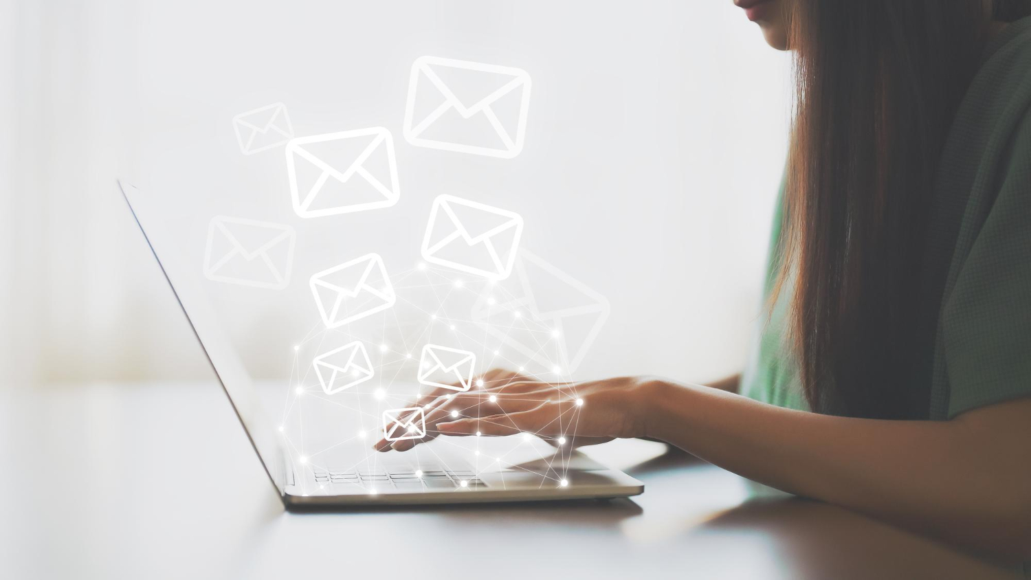 https://5565770.fs1.hubspotusercontent-na1.net/hubfs/5565770/concept-marketing-par-e-mail-newsletter-main-femme-utilisant-ordinateur-portable-envoyant-message-ligne-icone-e-mail%20%281%29.jpg