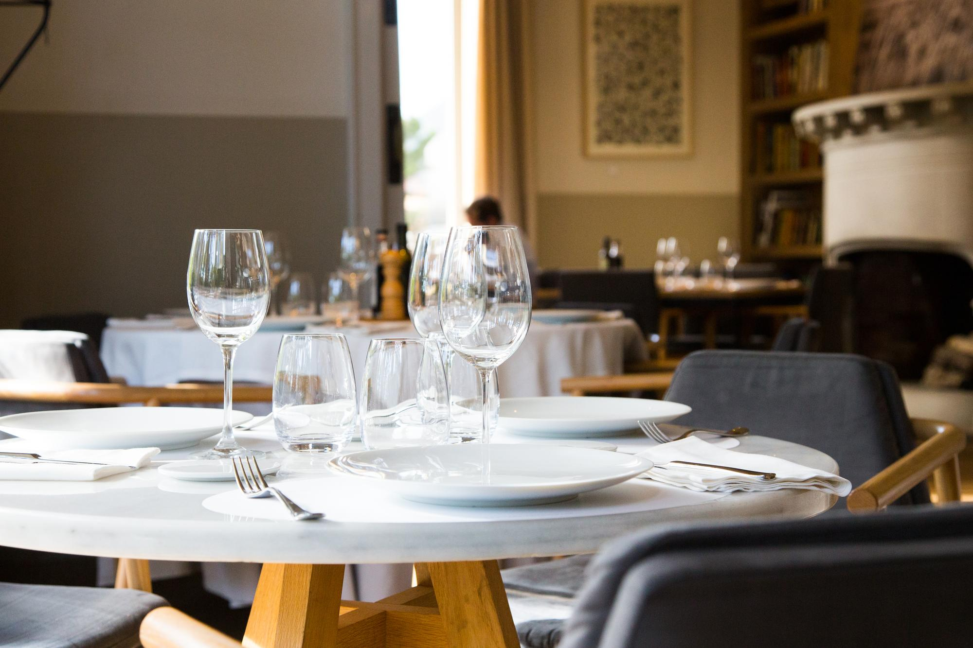 https://5565770.fs1.hubspotusercontent-na1.net/hubfs/5565770/table-restaurant-elegante-couverts-vaisselle-verres%20%281%29.jpg
